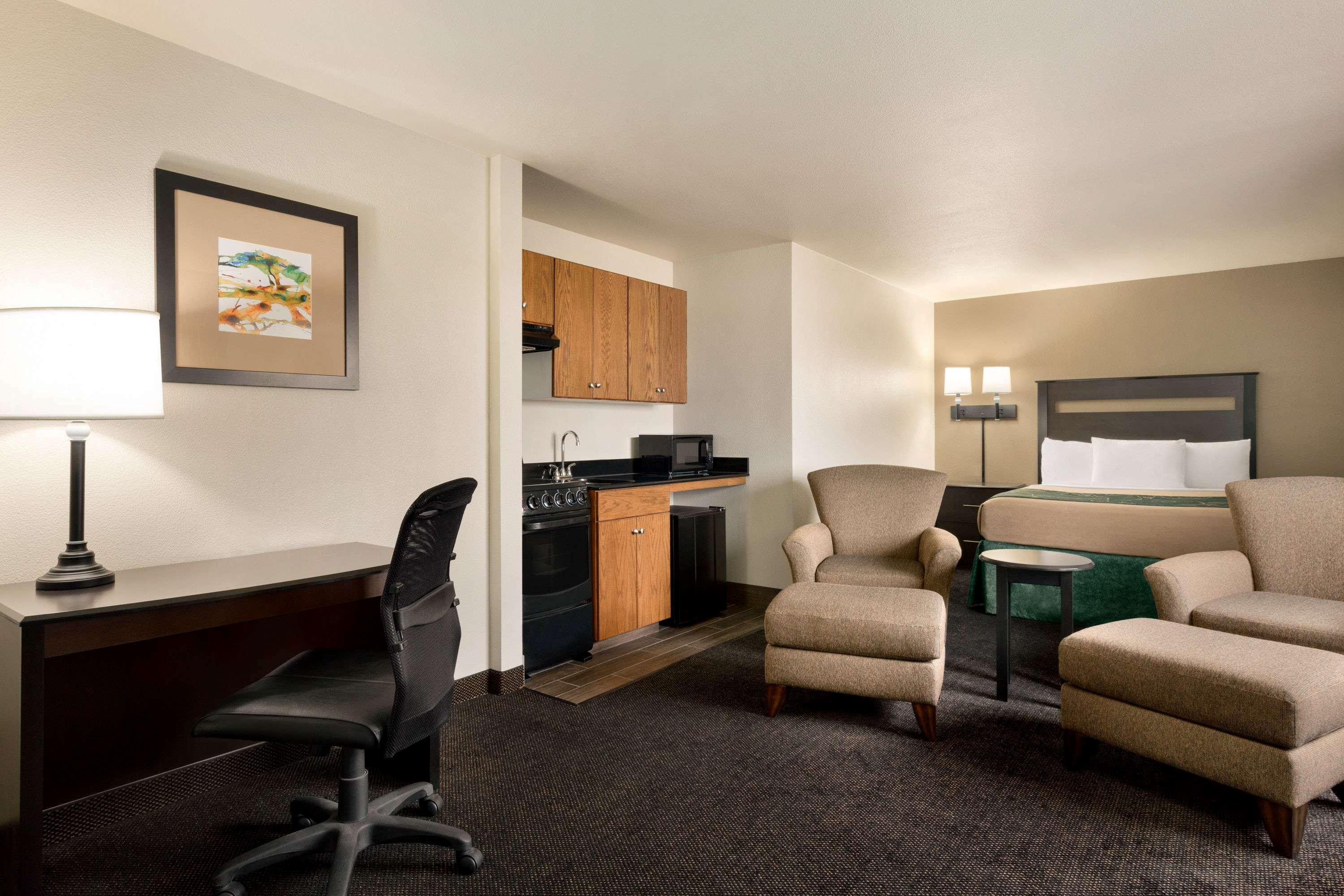 Baymont By Wyndham Glendive Hotel Exterior photo